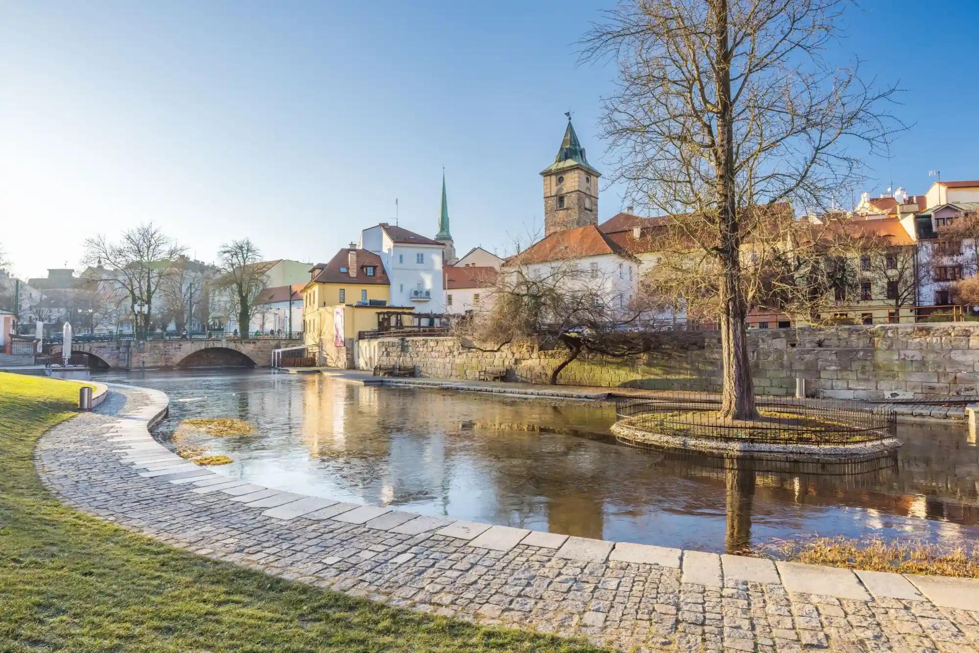 Plzeňské Benátky (Mlýnská strouha v centru Plzně) zachycené během podzimu