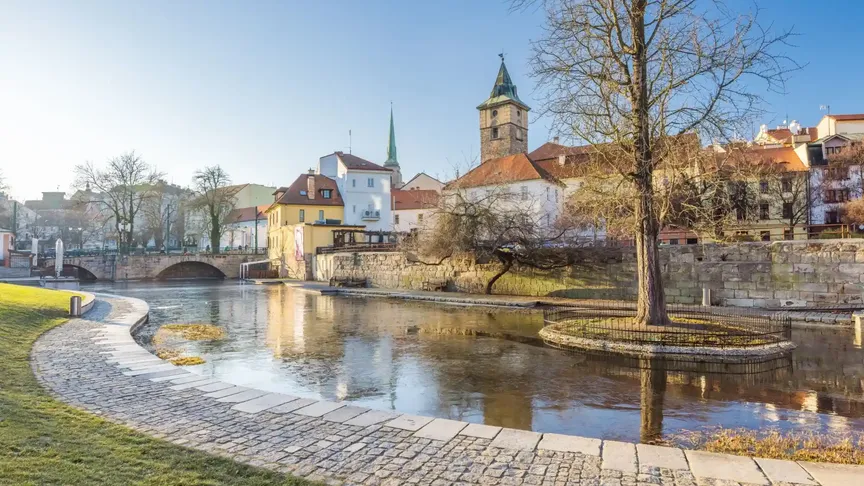 Plzeňské Benátky (Mlýnská strouha v centru Plzně) zachycené během podzimu