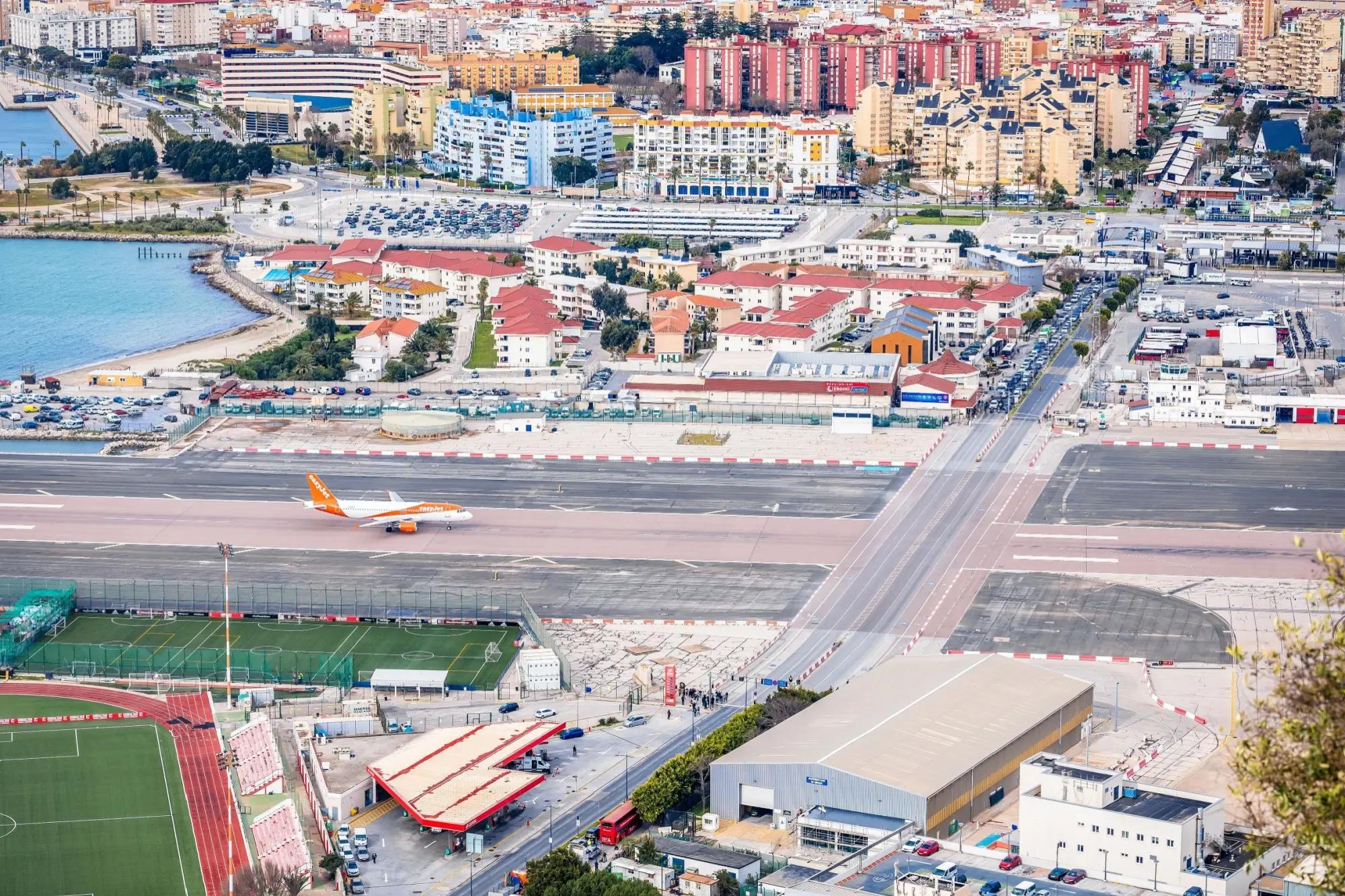 přistávací dráha uprostřed města