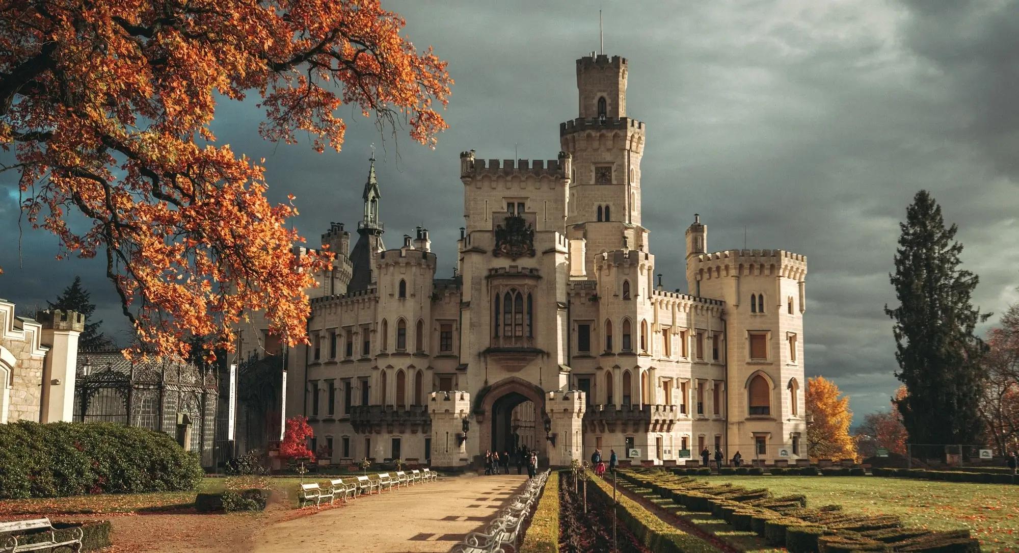 Zámek Hluboká na podzim.