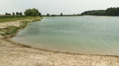 Tajemství léta kousek za Prahou: Kdo přijde včas, zažije koupání jako z dovolené u Středozemního moře