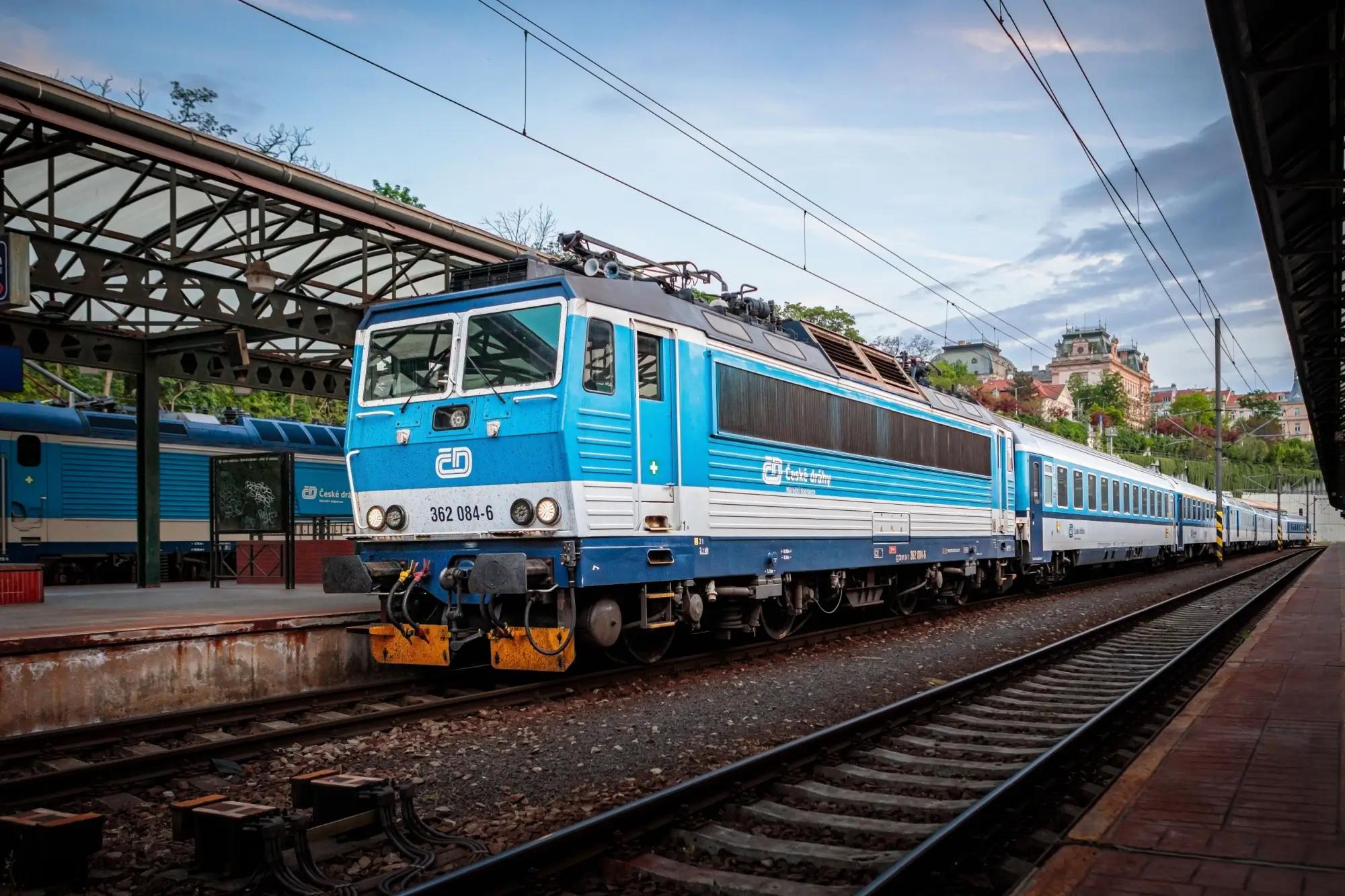 V omezených úsecích bude zavedena náhradní autobusová doprava. Zdroj: shutterstock.com