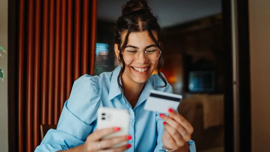 Žena nakupuje online