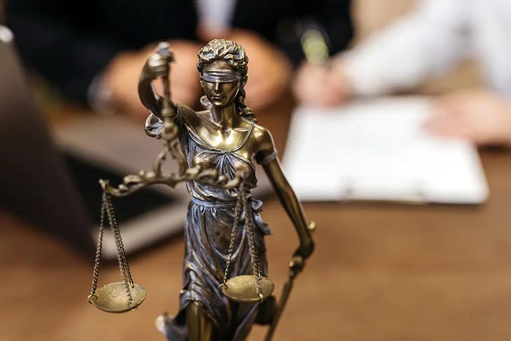 soška ženy s váhami