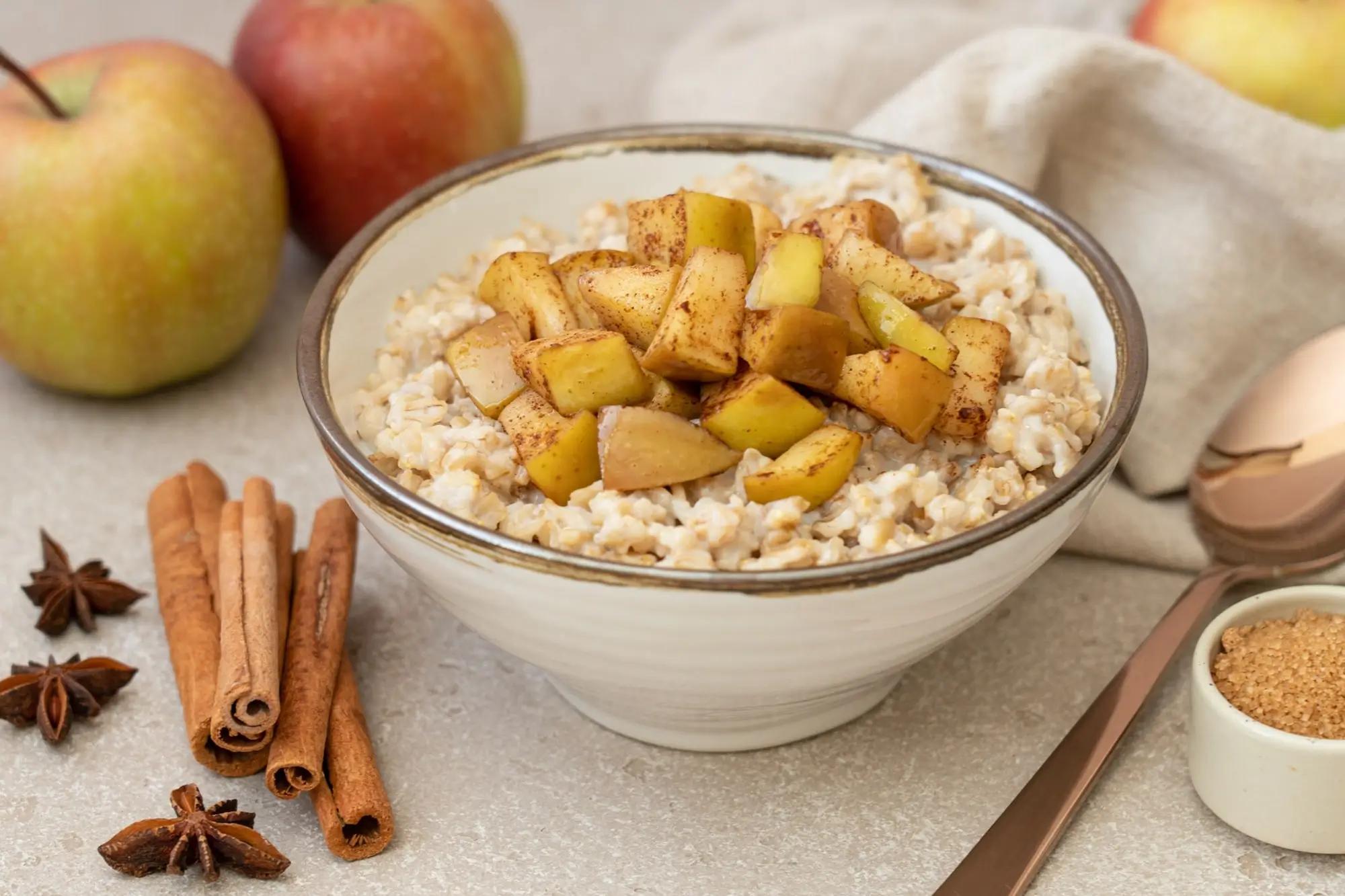miska s mlékem a cereálie, skořice, jablka