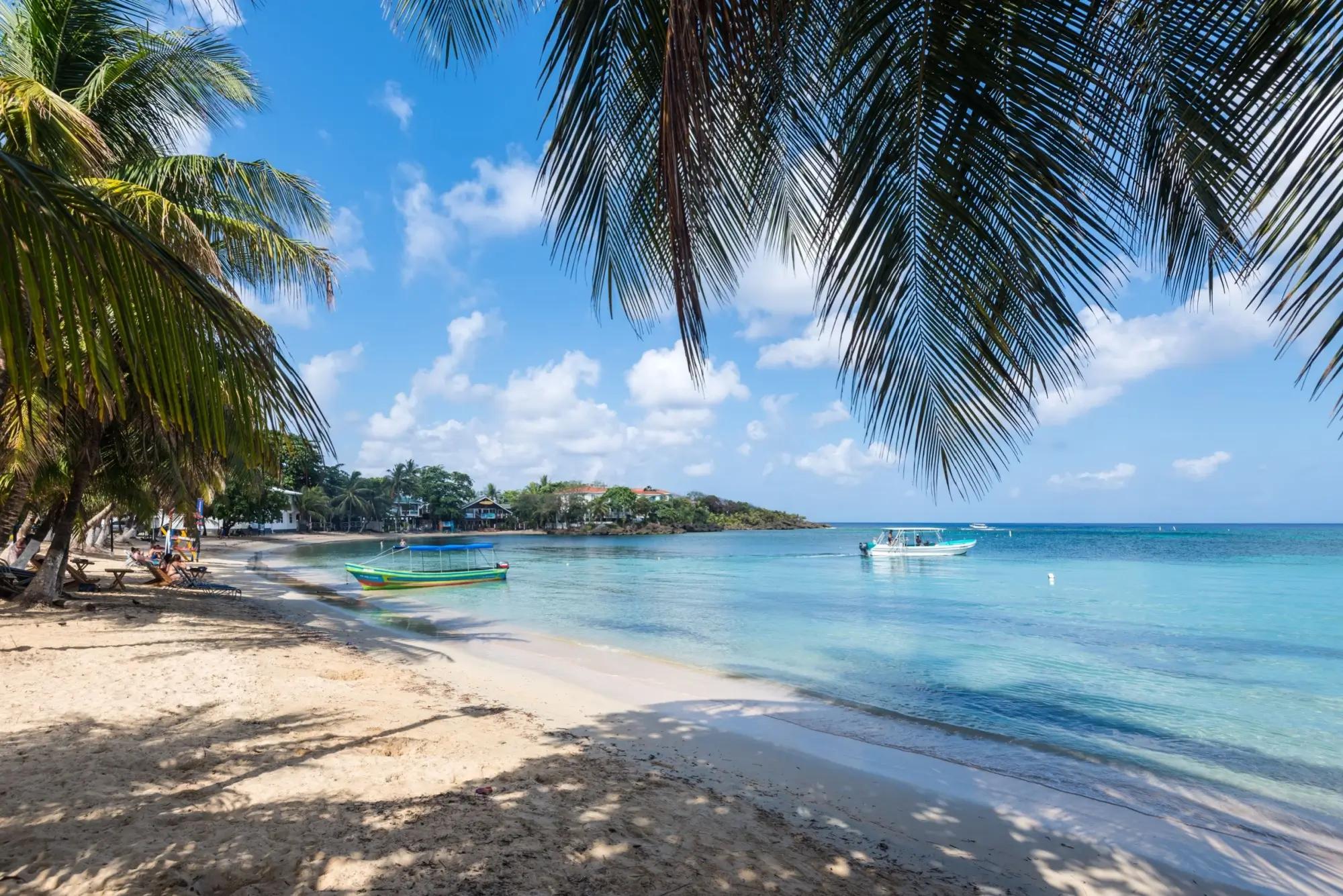 ostrov Roatan pláž