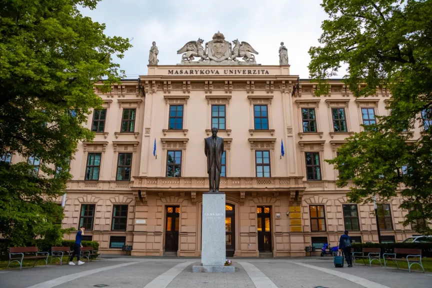 Obrázek ukazuje budovu Masarykovy univerzity. Stojí před ním socha Tomáše G. Masaryka. Zdroj: Shutterstock