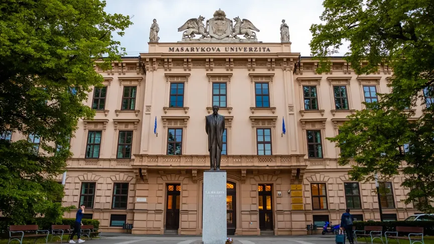 Obrázek ukazuje budovu Masarykovy univerzity. Stojí před ním socha Tomáše G. Masaryka. Zdroj: Shutterstock