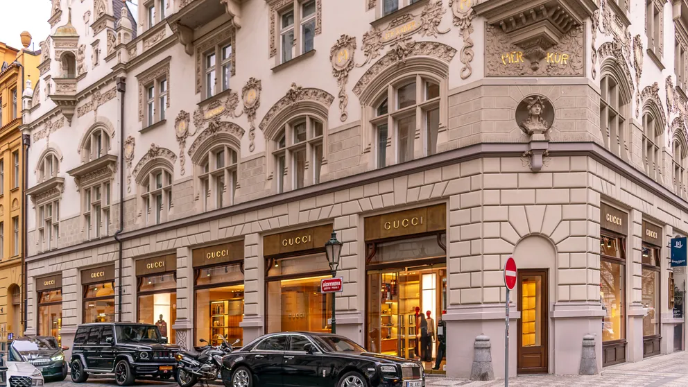 Pohled na luxusní značkovou prodejnu v Pařížské ulici v Praze.