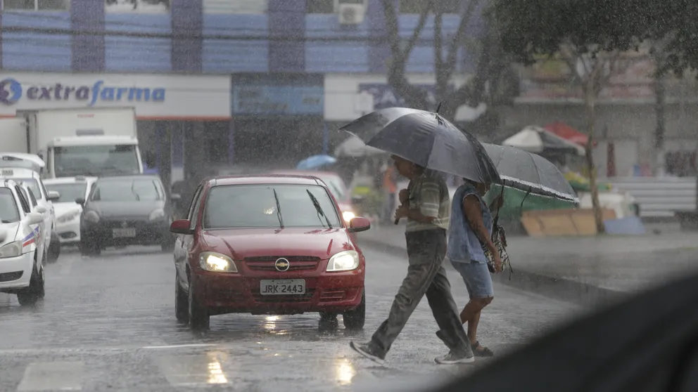 Silné bouře naberou na síle. Meteorologové znovu zasahují, varování se rozšiřuje.