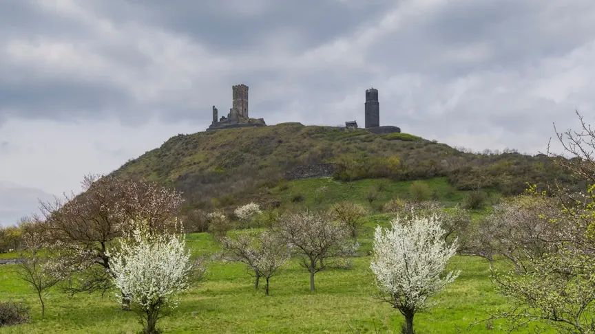 Pohled na zříceninu hradu Házmburk