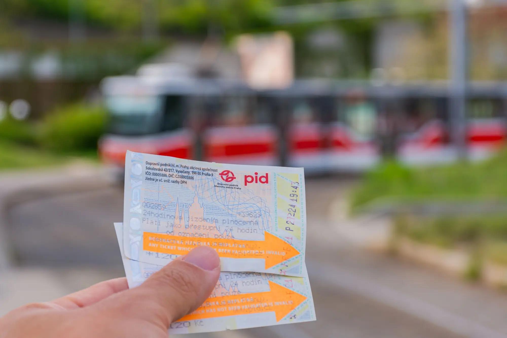 Jízdenky pod 30 Kč už jsou dávnou minulostí. Zdroj: shutterstock.com