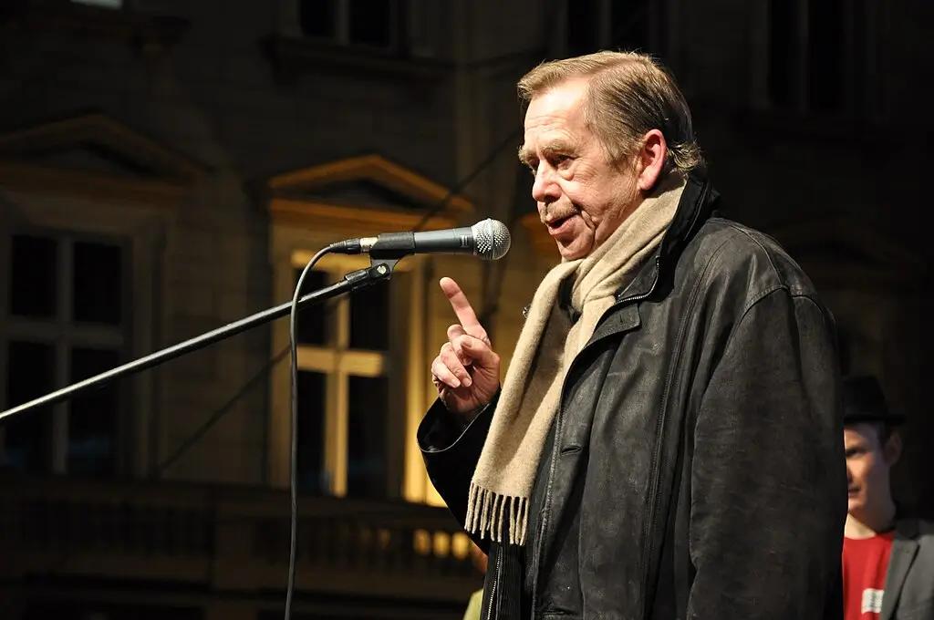 Václav Havel promlouvající k lidem na Václavském náměstí
