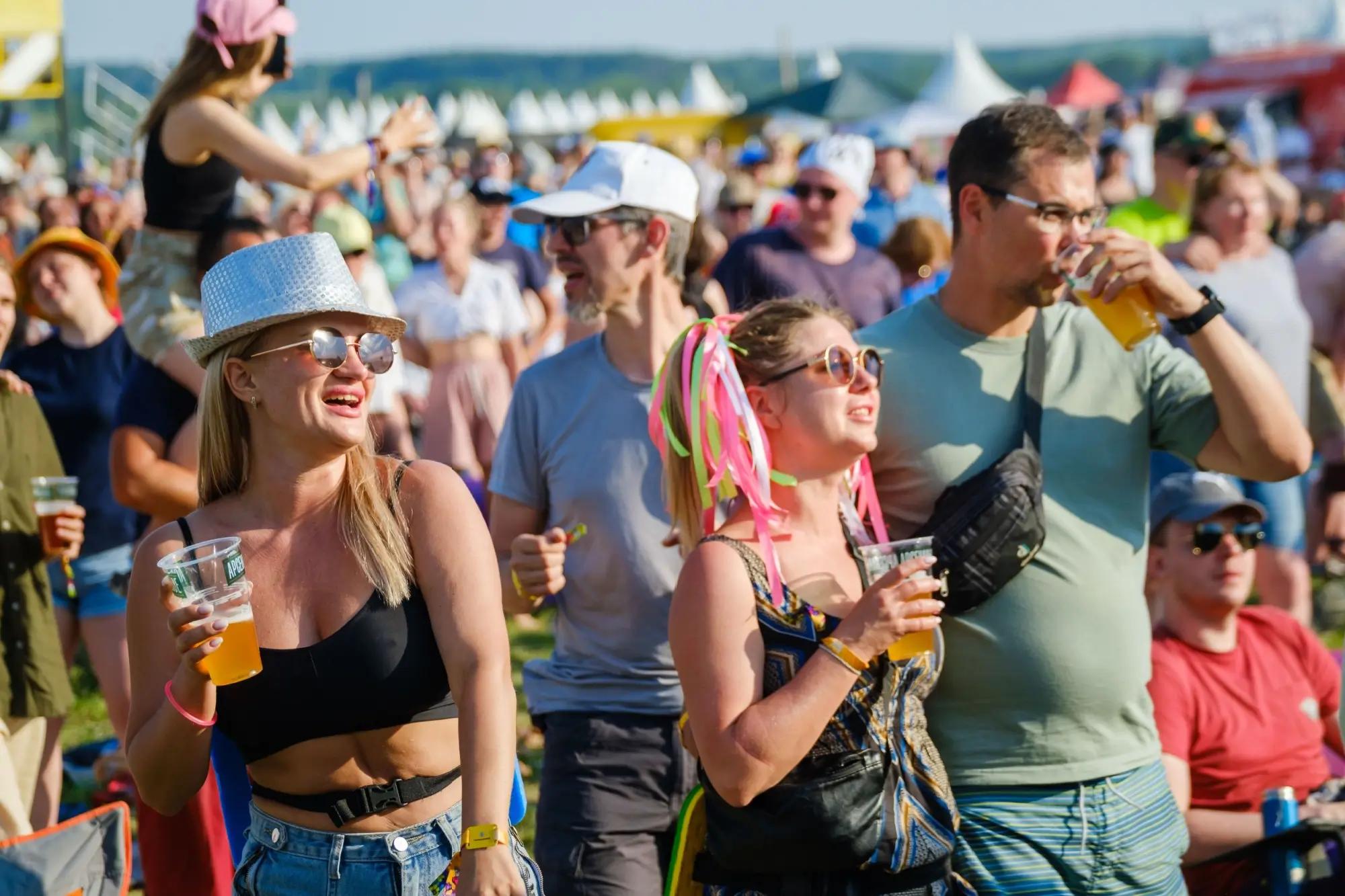 Některé festivaly pořád využívají jednorázové plastové kelímky. Zdroj: shutterstock.com
