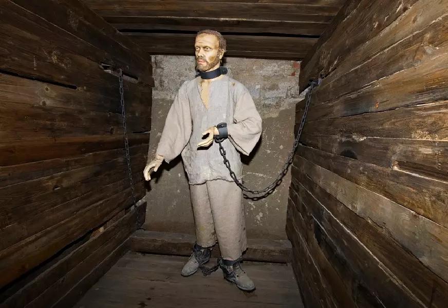 Expozice z brněnský kasemat ukazuje figurínu připoutanou v kobce