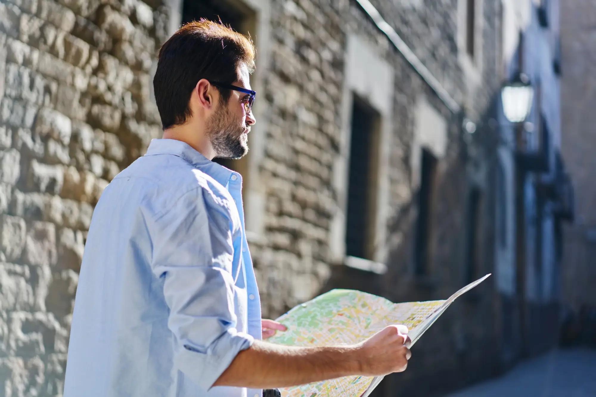 Muž chodí podle mapy 