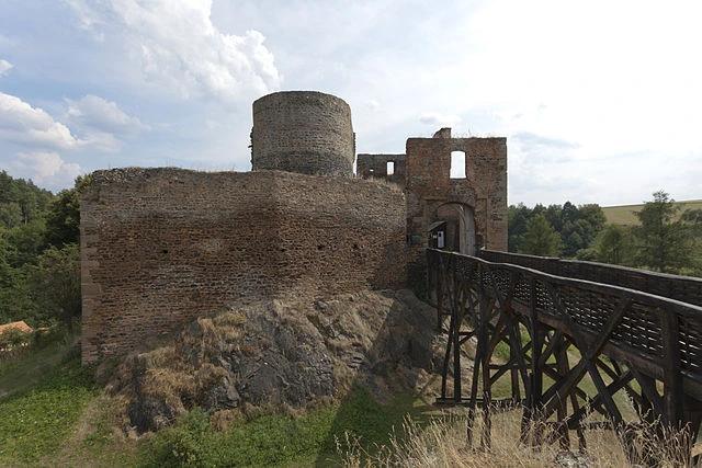 Hrad Krakovec s replikou středověkého mostu v slunečném počasí