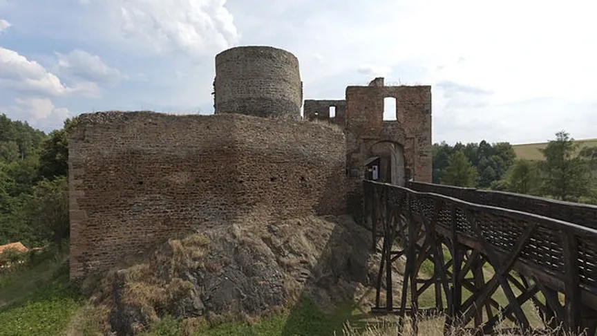 Hrad Krakovec s replikou středověkého mostu v slunečném počasí