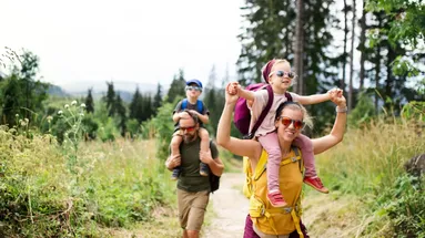 Rodina na výletě v lese v horách