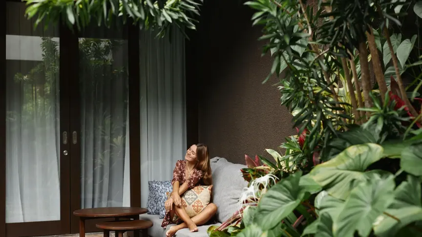 Žena na exotické dovolené