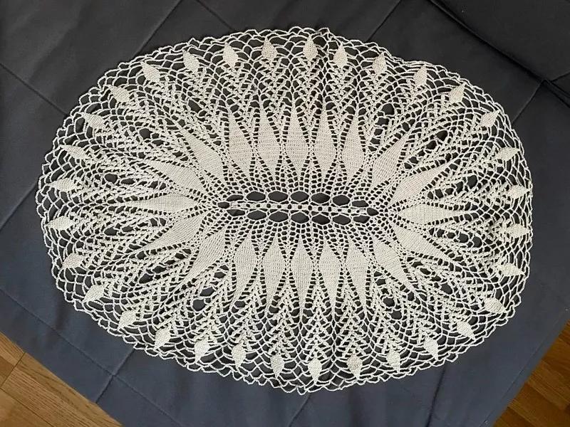 Bílá dečka na stůl