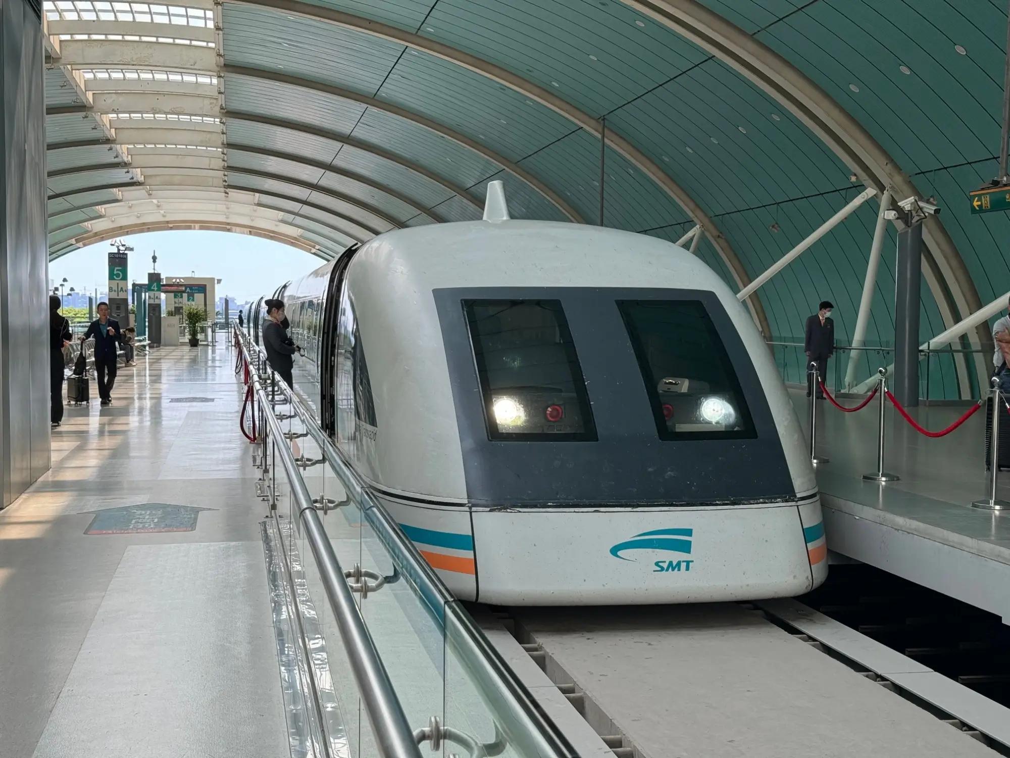 Nejrychlejší vlak na světě urazí 40 km vzdálenosti za pár minut. Zdroj: shutterstock.com