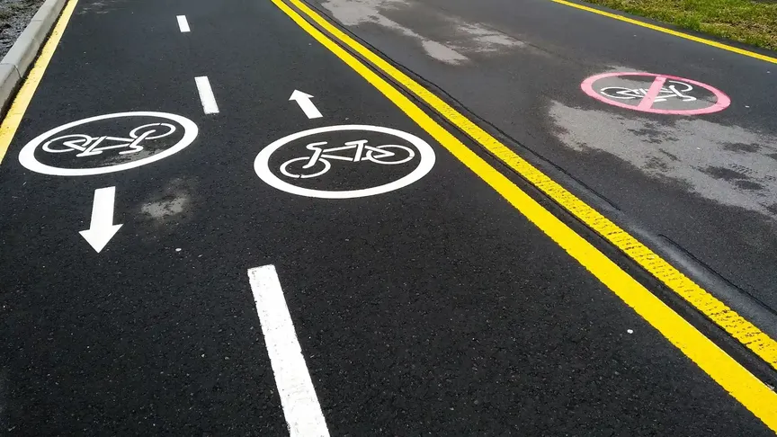 Pruhy na stezce oddělené pro cyklisty a chodce