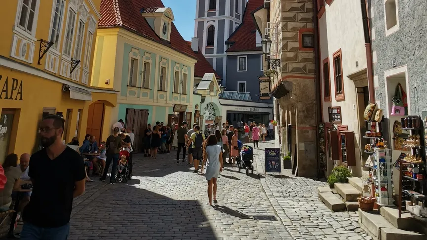 Český Krumlov láká turisty z celého světa.