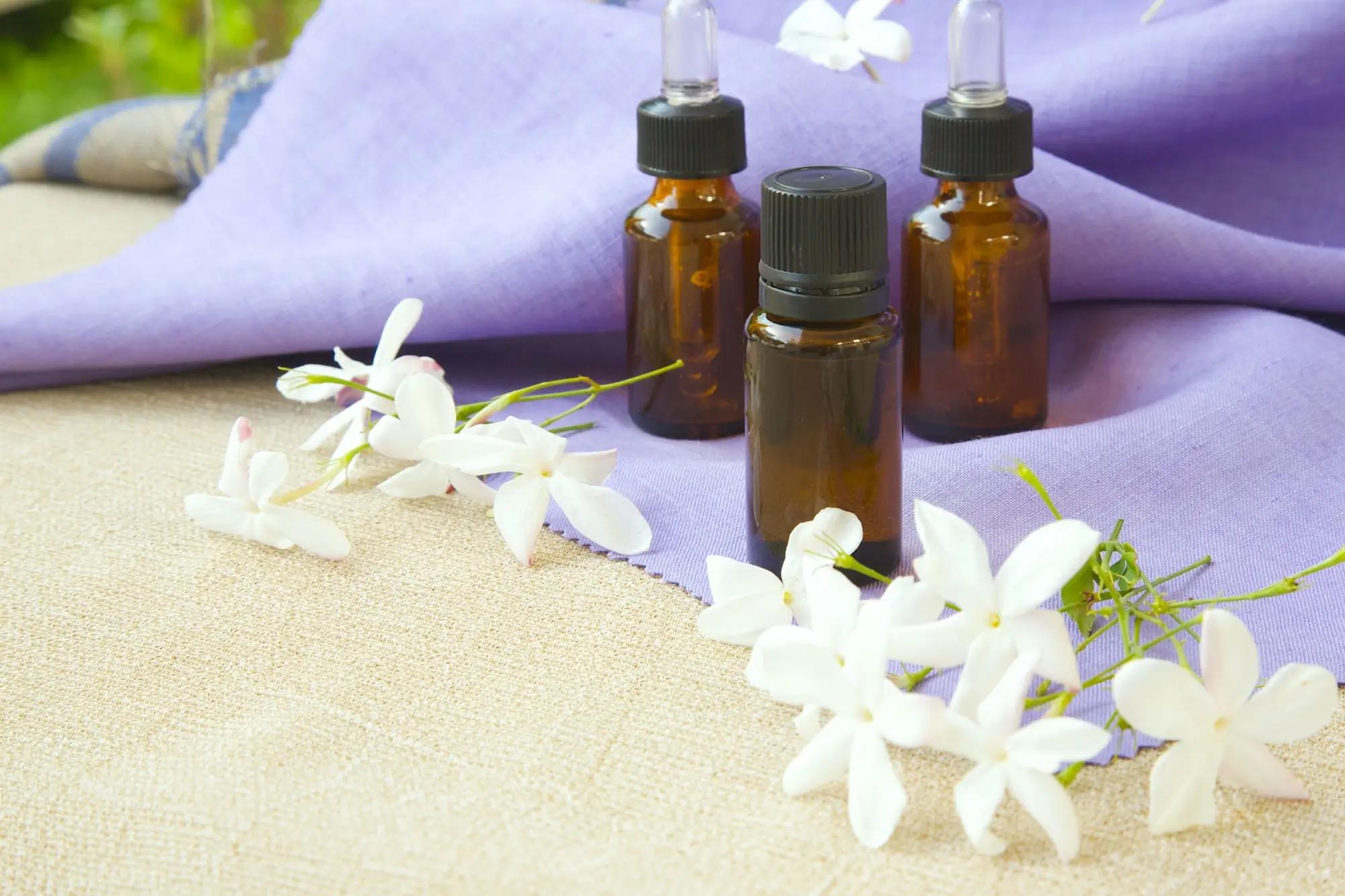 Jasmínový esenciální olej svou sladce květinovou vůní podporuje psychiku, napomáhá hojení pokožky a probouzí energii i touhu. 