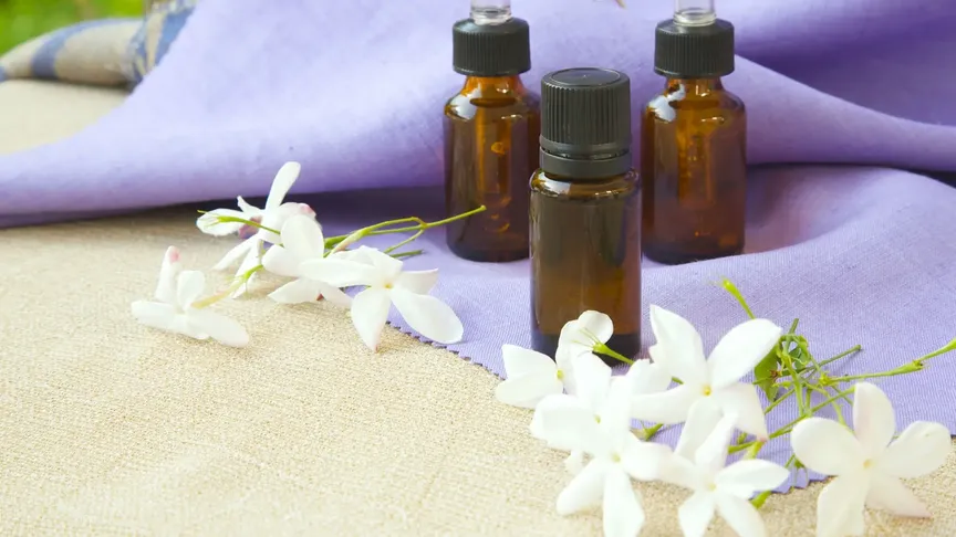 Jasmínový esenciální olej svou sladce květinovou vůní podporuje psychiku, napomáhá hojení pokožky a probouzí energii i touhu.