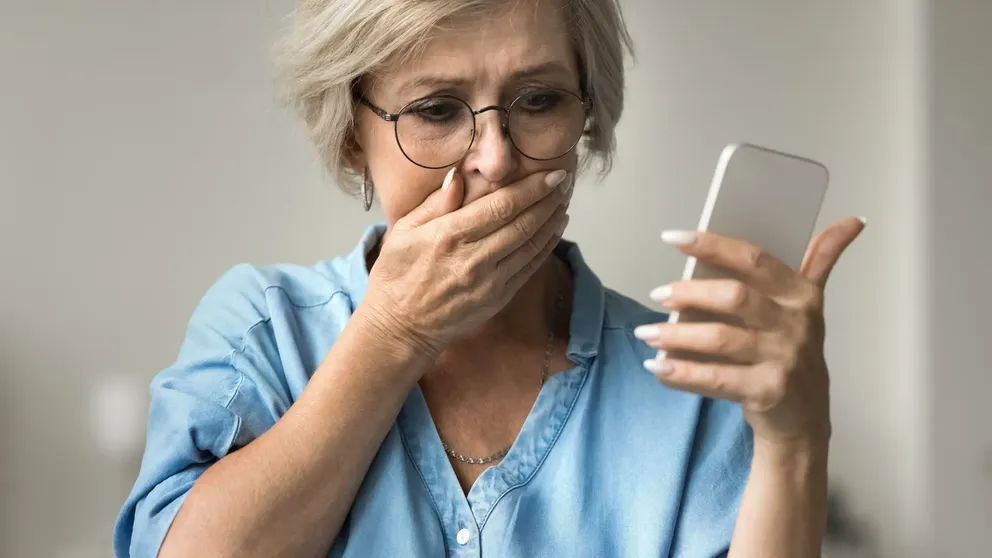 Žena se dívá do telefonu