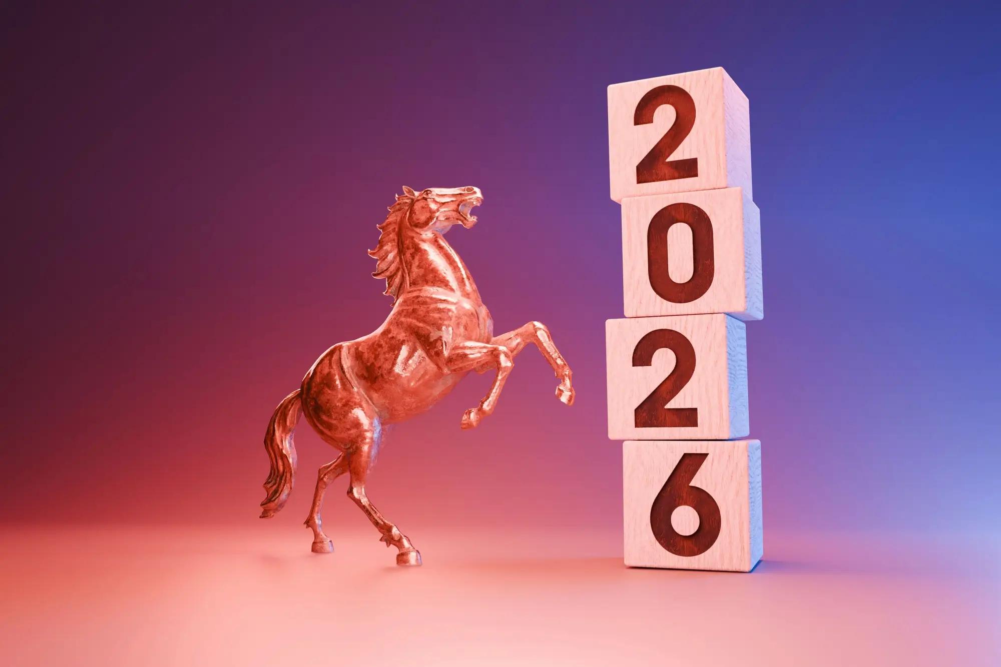 soška koně vedle dřevěných kvádrů 2026 zobrazující datum nového roku