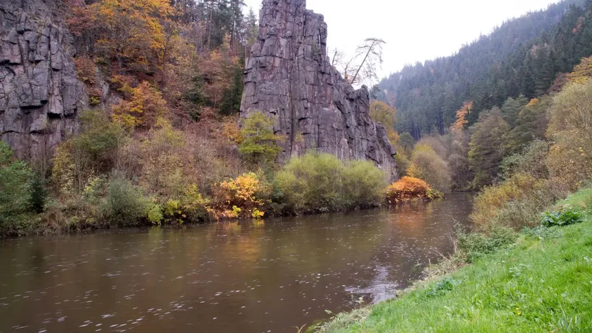 Na obrázku se nachází řeka Ohře.