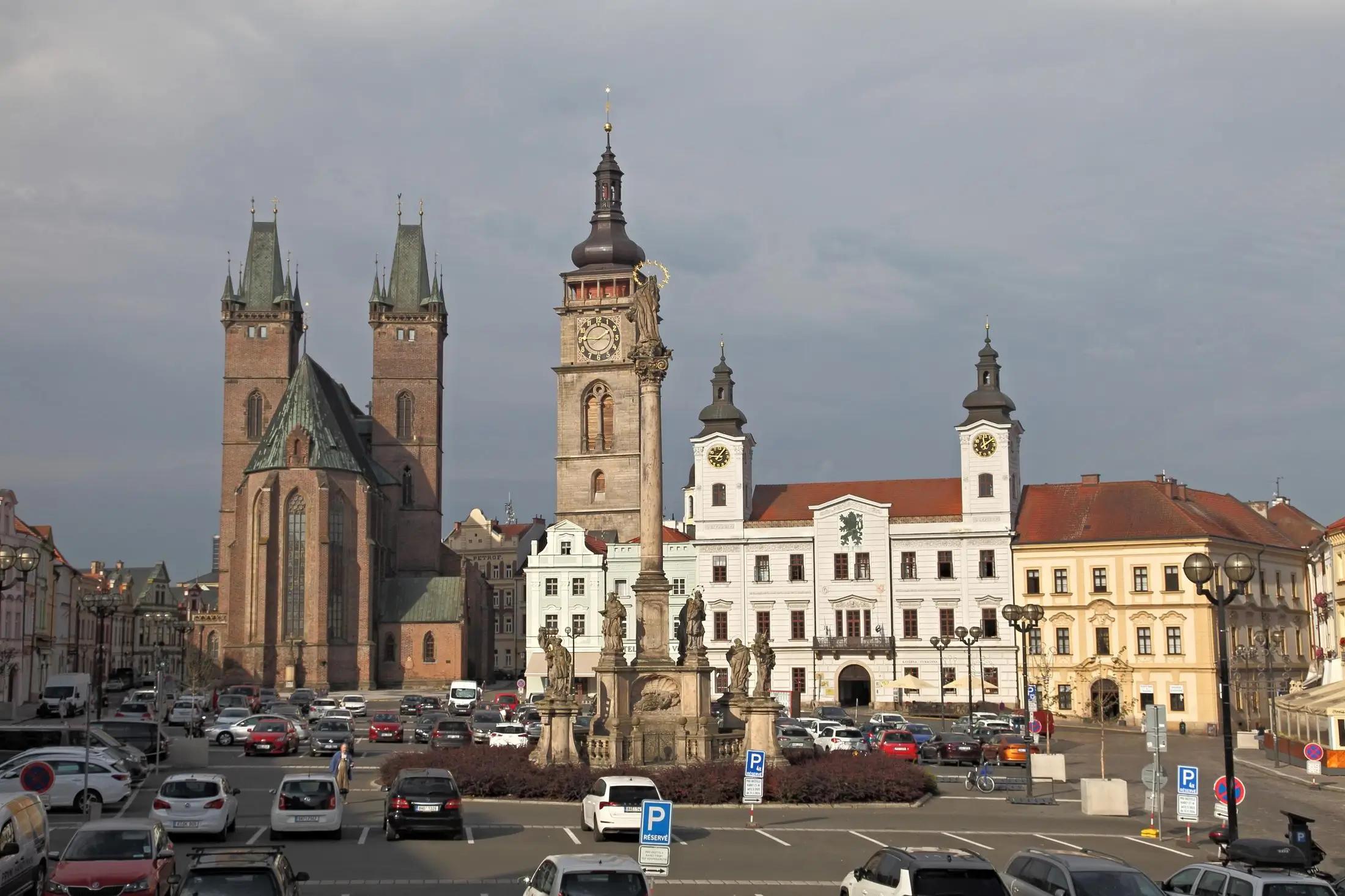 Velké náměstí v Hradci Králové. Vidět je několik zaparkovaných aut.