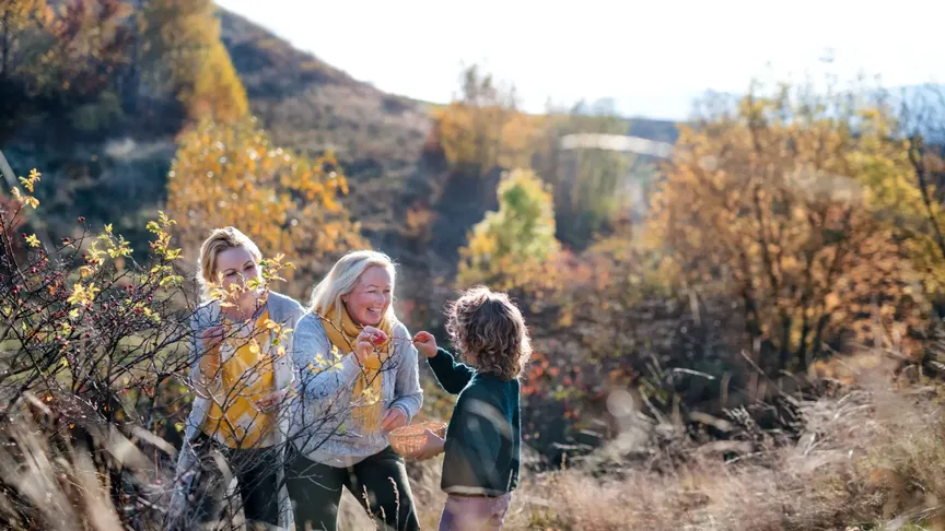 Dvě ženy a dítě v podzimní krajině
