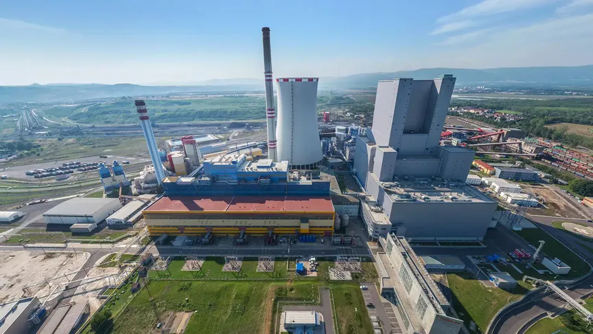 Pohled na elektrárnu Ledvice s věžemi a vyhlídkou