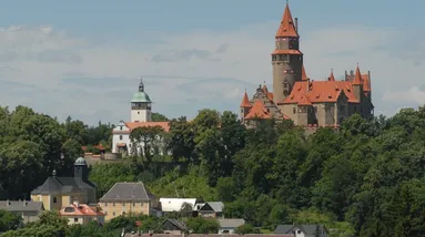 Hrad Bouzov se v zimě pyšní malebnou krajinou.