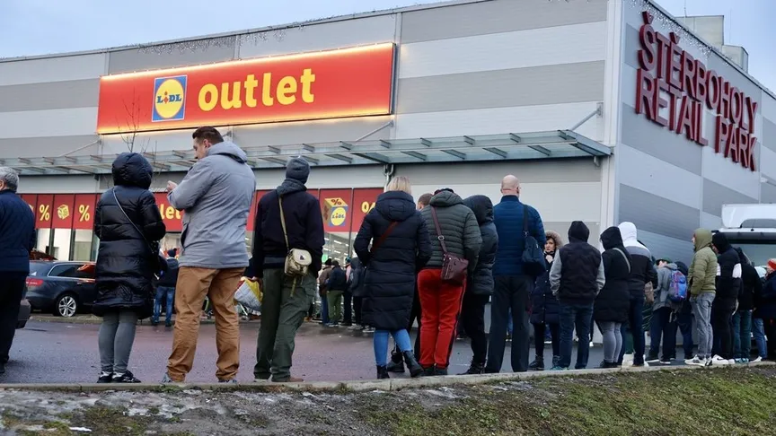 Aby se lidé dostali do prodejny, museli vystát několikahodinovou frontu.