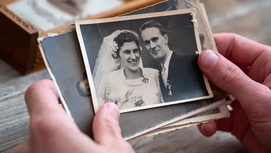 Muž si prohlíží starou svatební fotografii.