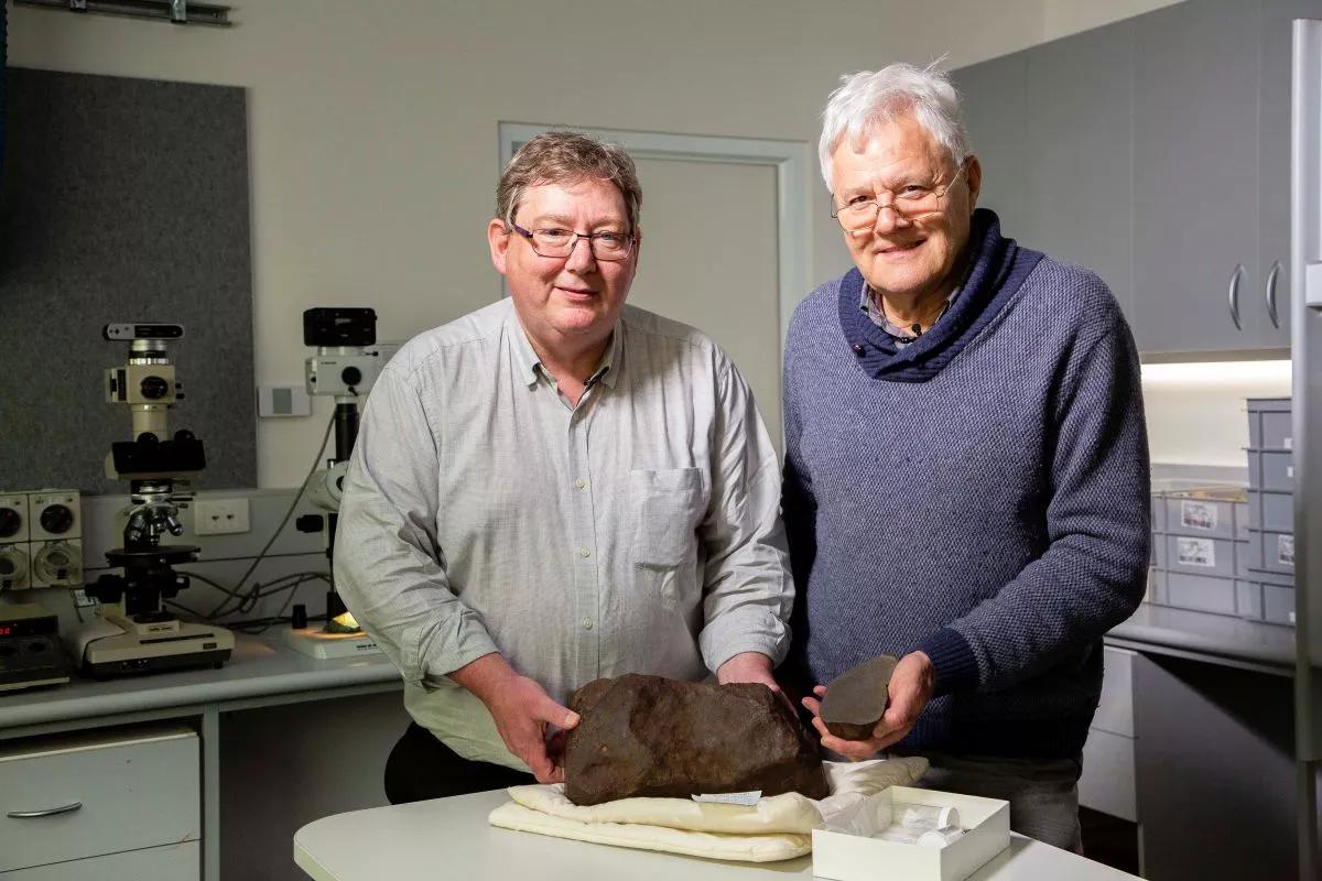 Dermot Henry (nalevo) a Dr Bill Birch (napravo) s Maryborough meteoritem