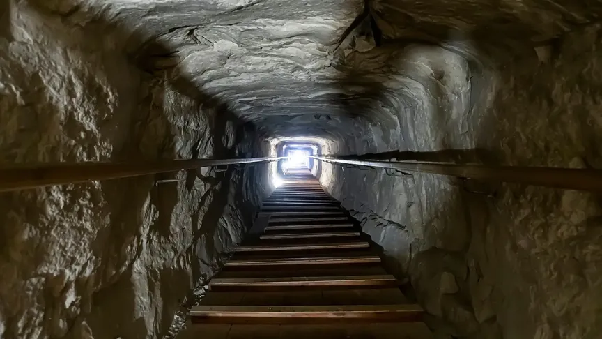 pohled do útrob pyramidy