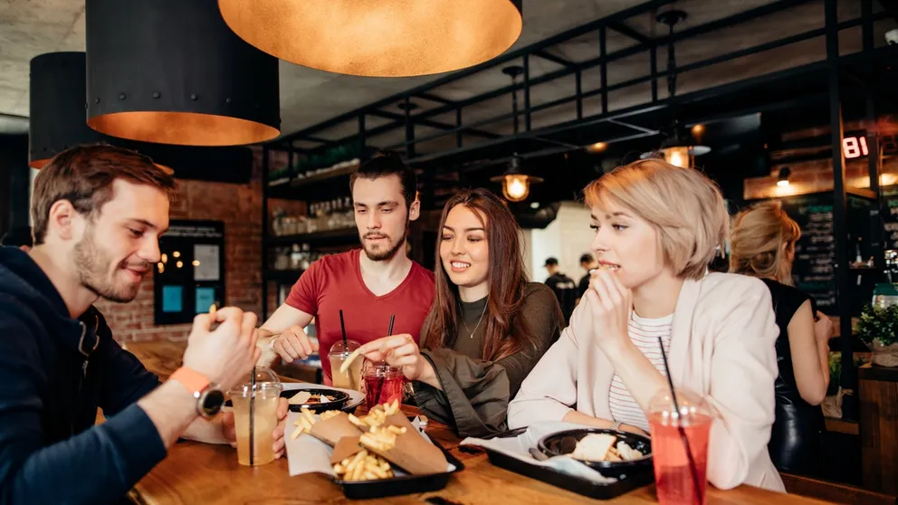 Marek si objednal u stánku smažák