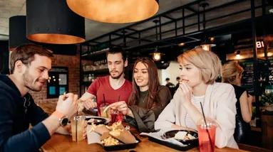 Marek si objednal u stánku smažák