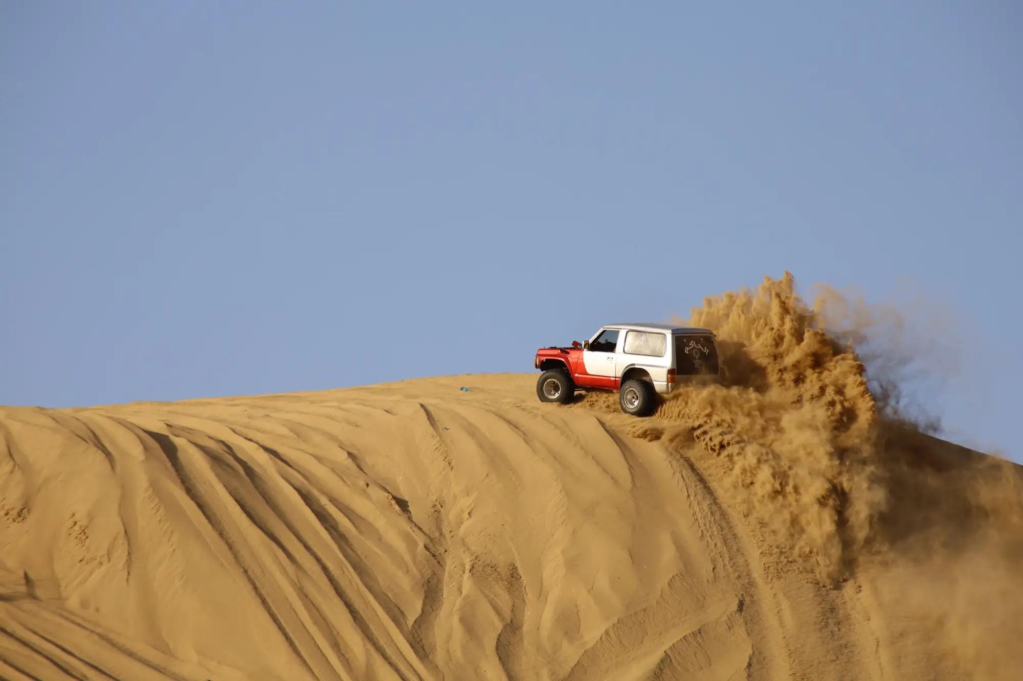 Auto jede písečnou dunou