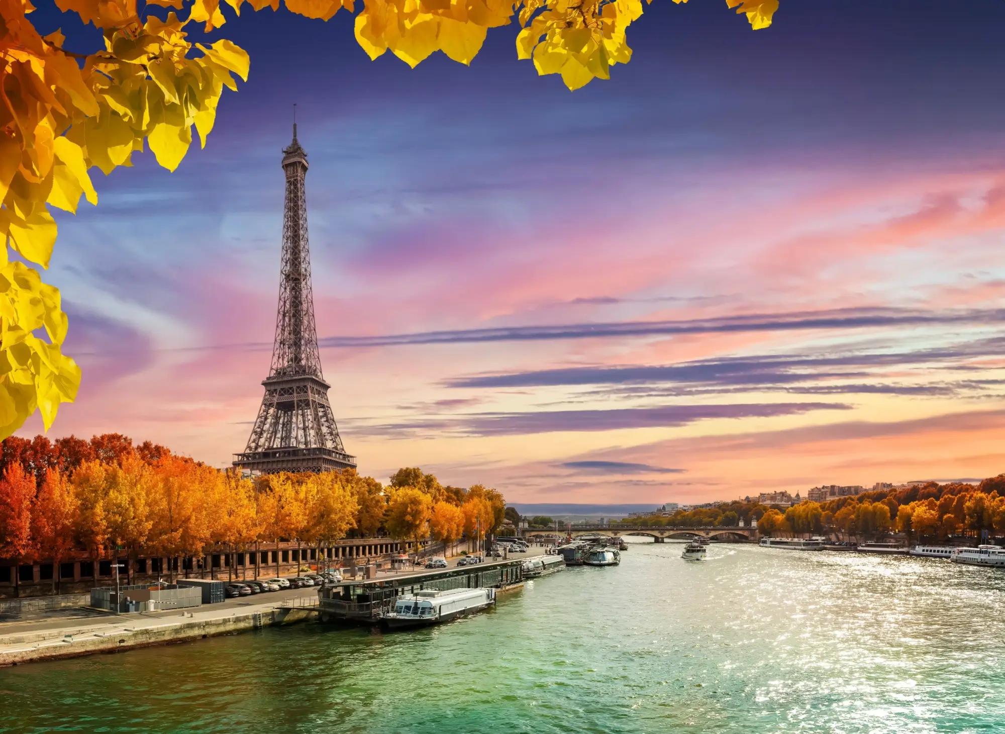 Eiffelova věž na podzim během západu slunce