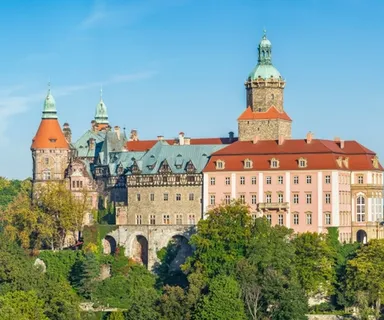 Dříve sídlo Hitlera, dnes turistický ráj! Tento zámek Češi neznají, ale svět ho miluje Tento zámek miloval Hitler i nacisté.