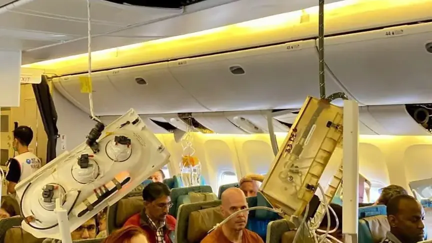 kabina letadla letu SQ321 z Londýna do Singapuru po velmi silné turbulenci