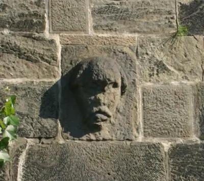 Reliéf Bradáče v nábřežní zdi Křižovnického náměstí