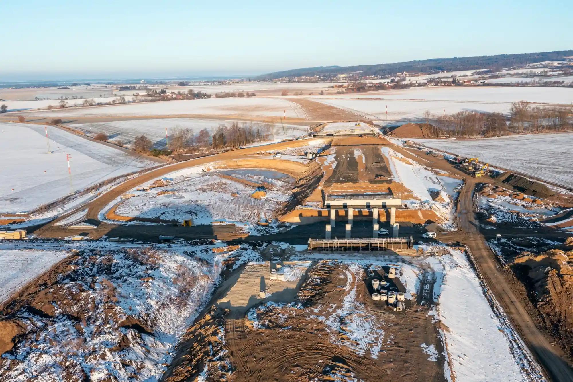 Staveniště dálnice D35 pokryté sněhem