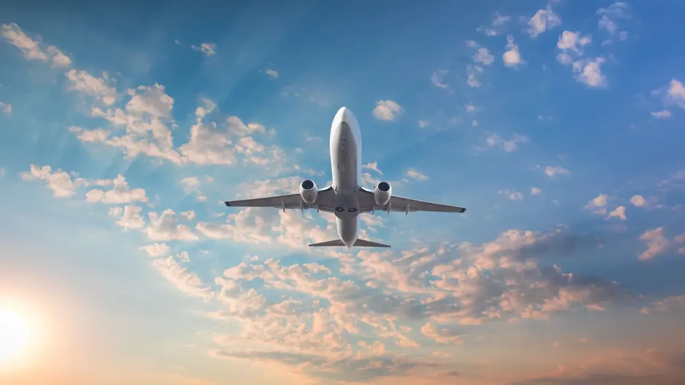 letadlo letící pod oblaky